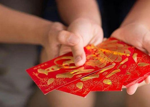 眷注员工怙恃，，，，，，为员工怙恃设置眷注金制度